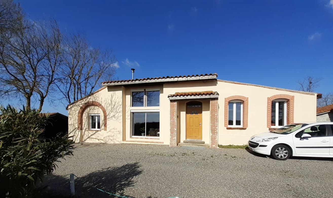 Façade rénovée à Castelsarrasin avec encadrements en brique