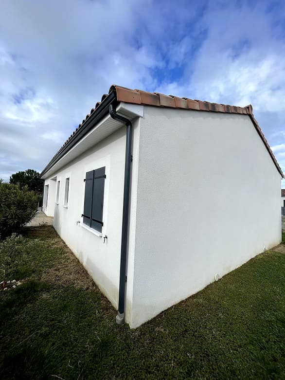 Maison rénovée à Montauban, façade enduite et toiture en tuiles canal