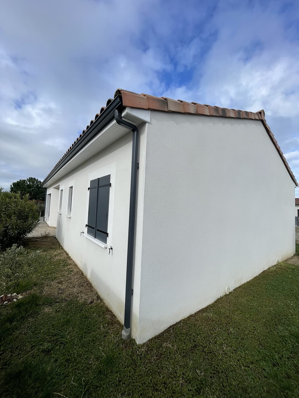 Maison rénovée à Caussade, façade claire et toiture propre