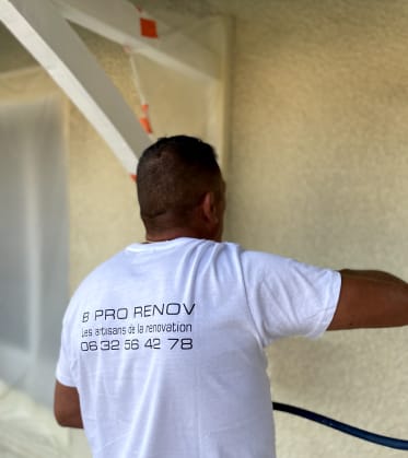 Artisan entrain de protéger chantier extérieur