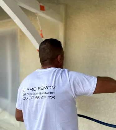 Artisan entrain de protéger chantier extérieur