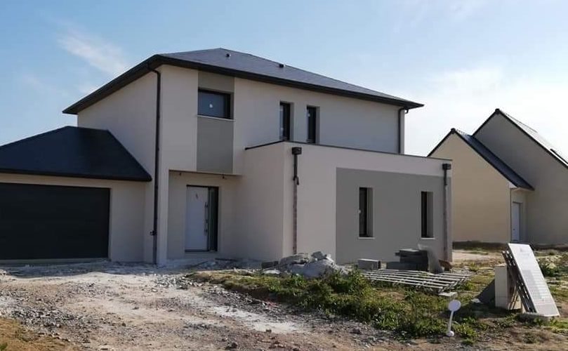 Application de peinture résistante aux intempéries sur mur extérieur à Montauban