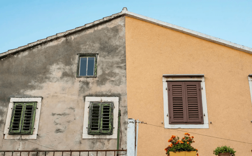 Artisan en action pour mise en peinture de façade à Moissac