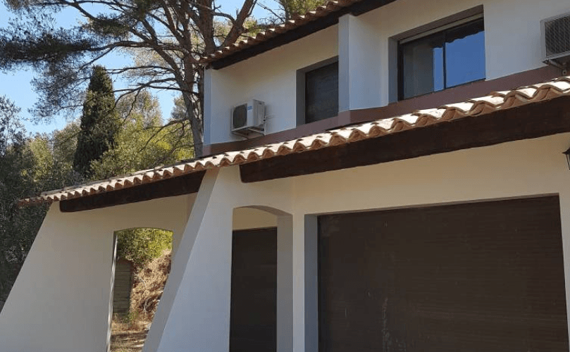 Artisan en pleine mise en peinture de façade extérieure à Montauban