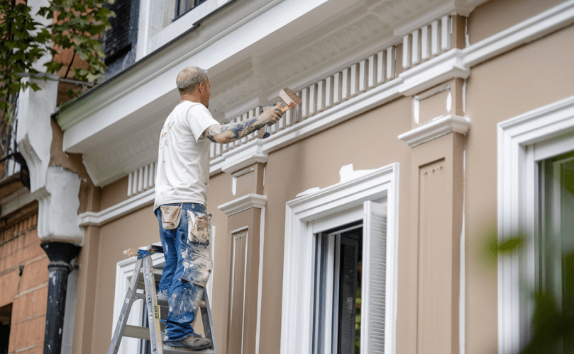 Artisan peintre en intervention sur façade à Castelsarrasin