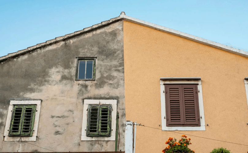 Artisan peintre en intervention sur un chantier à Moissac