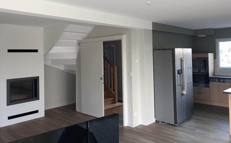 Chambre rénovée avec peinture intérieure moderne à Montauban