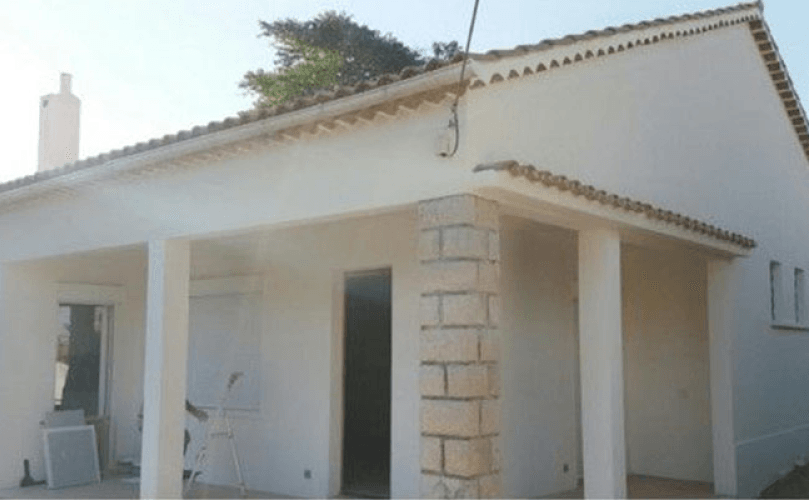 Équipe en plein ravalement de façade dun bâtiment à Montauban
