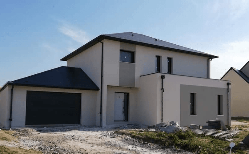 Façade en cours de rénovation avec enduit projeté à Montauban
