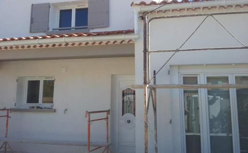 Ravalement de façade en cours sur une maison à Montauban