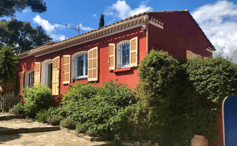 Scène de chantier de peinture de façade à Castelsarrasin